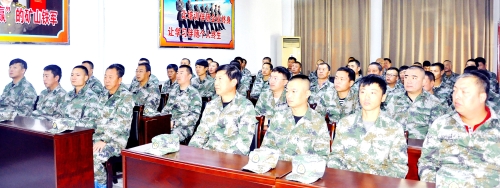 讲奉献的前提，，，，，，，必须是讲政治、讲大局，，，，，，，只有牢记初心使命，，，，，，，才能锻造出守卫矿山平安的王牌铁军。。。。。。。图为鸡矿救护大队正在开展政治教育学习。。。。。。。