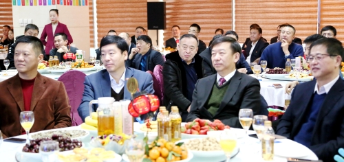 集团公司领导与全体机关干部共聚一堂，，，，，，畅叙2019，，，，，，共话美好2020。。。。。02