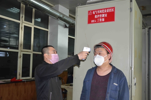七台河公司热电厂锅炉车间党员班长王培军，，，，，，，，疫情期间坚持每班为职工监测体温，，，，，，，，耐心叮嘱职工“勤洗手、戴口罩、休息好、兑规作业”，，，，，，，，职工亲热地称呼他是“健康管家”。。。。。。。。（王贤宝  摄）