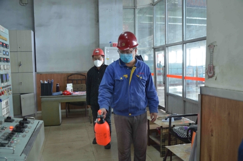 七台河公司热电厂汽机车间党员班长娄跃海，，，，，，，，每天早早接班对机炉控制室进行全面彻底消毒，，，，，，，，尽到党员应尽的职责。。。。。。。。（王贤宝 摄）