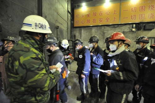 兴安矿保卫科检身人员为春节假期出勤人员进行测温检身。。。。。 (2)