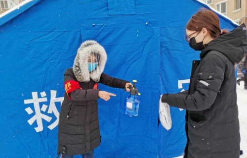 铁选厂党支部书记邱菊在为社区居民邮件消毒。。。。。。。。