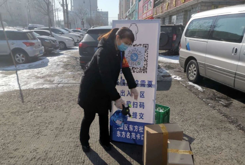 图为七矿公司铁选厂党员张玉莹冲在疫情防控的最前沿，，，，，，深入社区担任党员志愿者。。。。。。。。（傅喜有摄）