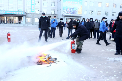 图为东荣二矿进行消防演练  李雪 摄