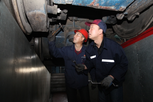 机车检修工----为确保列车运行安全，，，，，，铁路运输部机修厂检修工对每台机车进行精检细修，，，，，，为机车提供可靠的动力保障。。。。。。张宪臣 摄