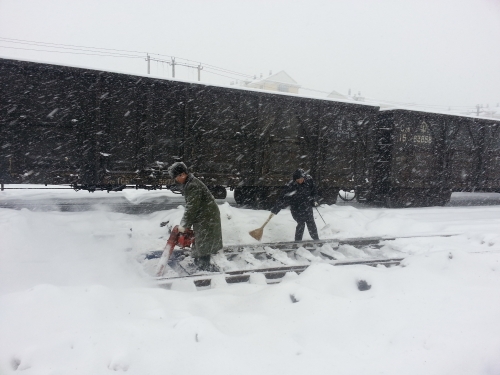 铁路运输部以雪为令及时清理积雪保证安全运输 杨梅 摄