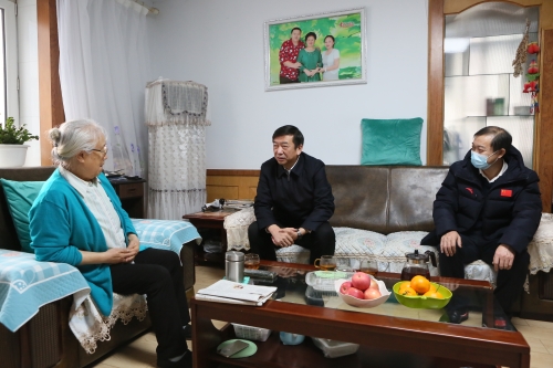 孙成坤在王春禄遗孀家中慰问  (5).JPG