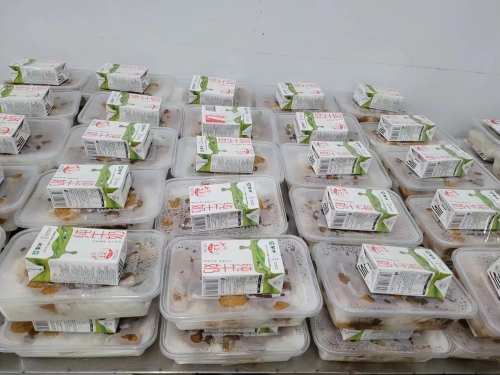 为煤矿生产建设单位井下采掘一线职工、辅助工人增配了盒装牛奶，，，，，，，牛奶经过分装与班中餐一同由送饭人员配送到井下工作面