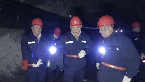 11月5日，，，，，，，，集团公司党委书记、董事长王佳喜在双鸭山矿业公司东荣二矿