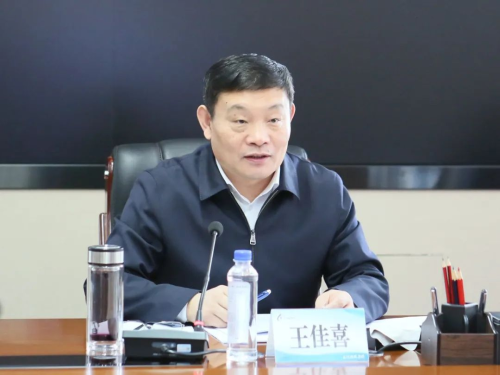 11月17日下午，，，，，，，，集团公司党委书记王佳喜主持召开集团公司党委理论学习中心组集中学习（扩大）会议